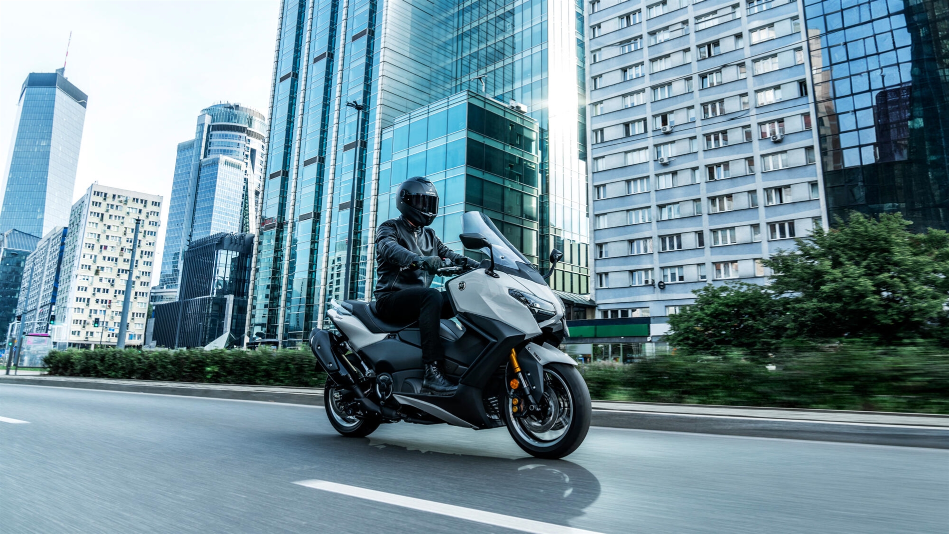 2025-Yamaha-XP500ADX-EU-Ceramic_Grey-Action-001-03
